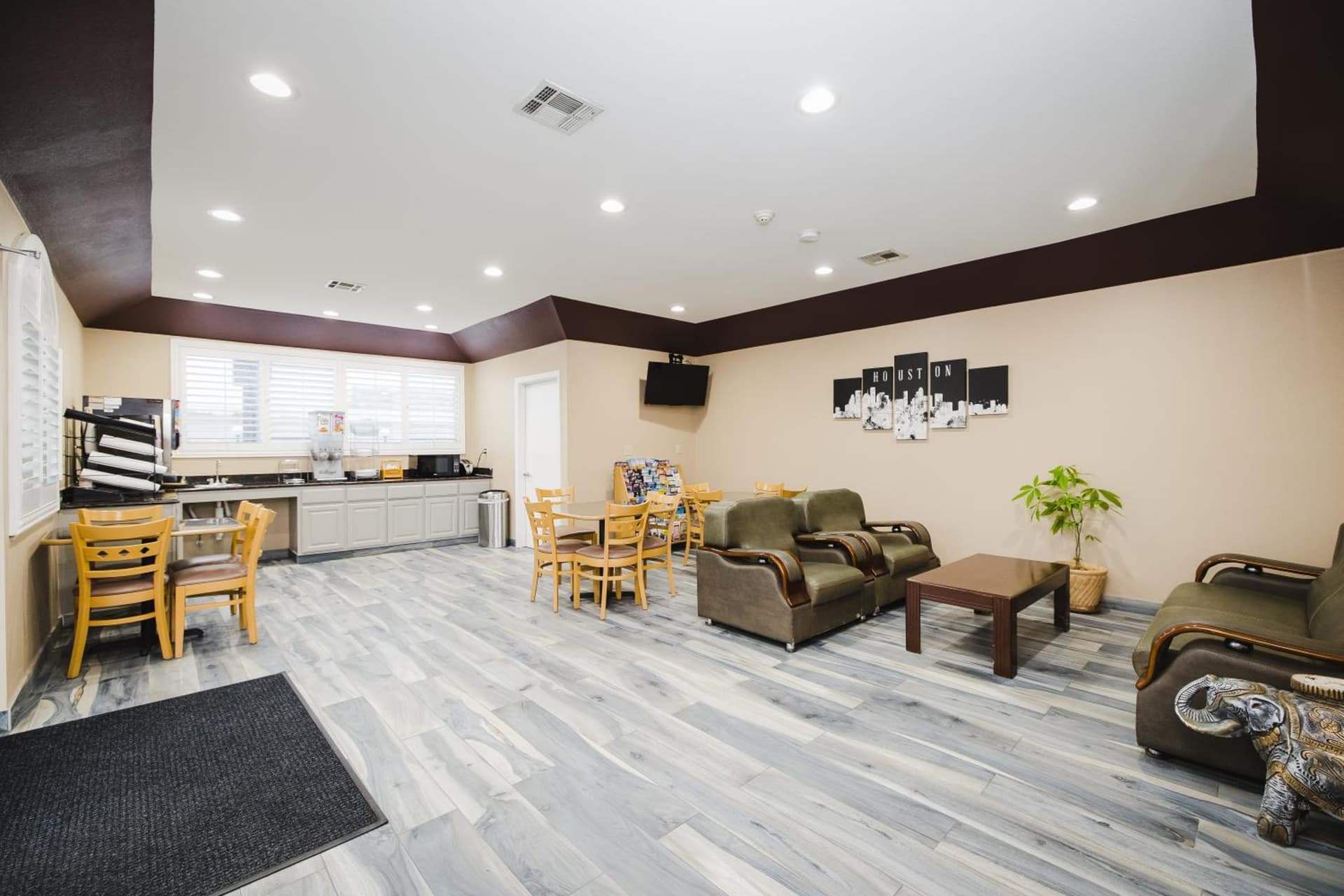 Sapphire Inn & Suites
