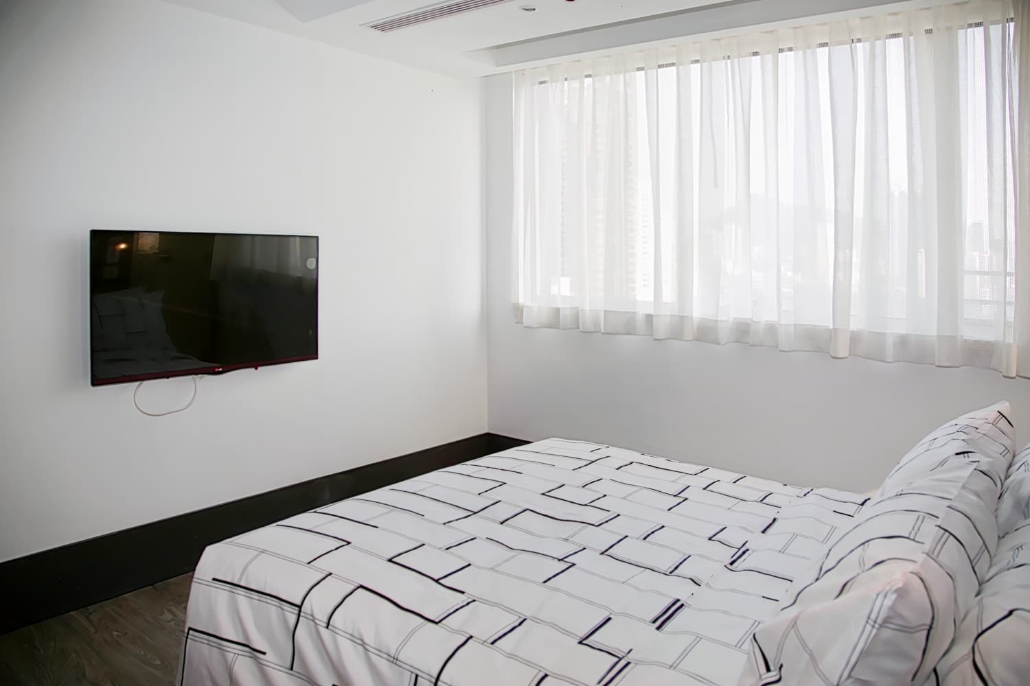 Mojo Nomad Aberdeen Harbour by Ovolo