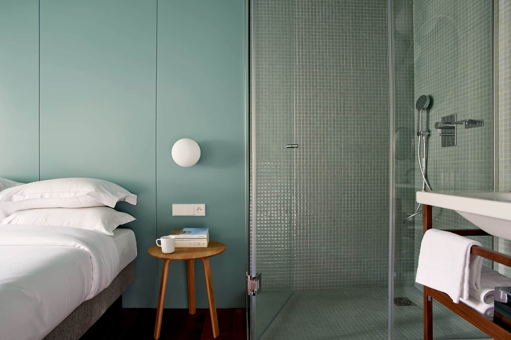 Chambre en journée avec douche