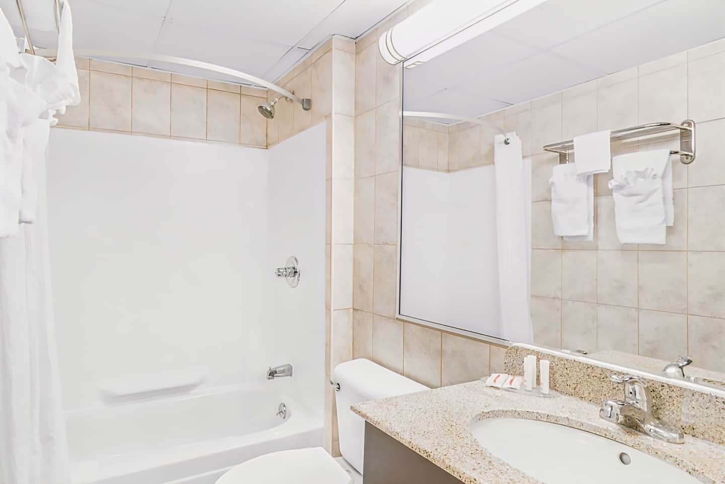 Howard Johnson by Wyndham Clifton NJ
