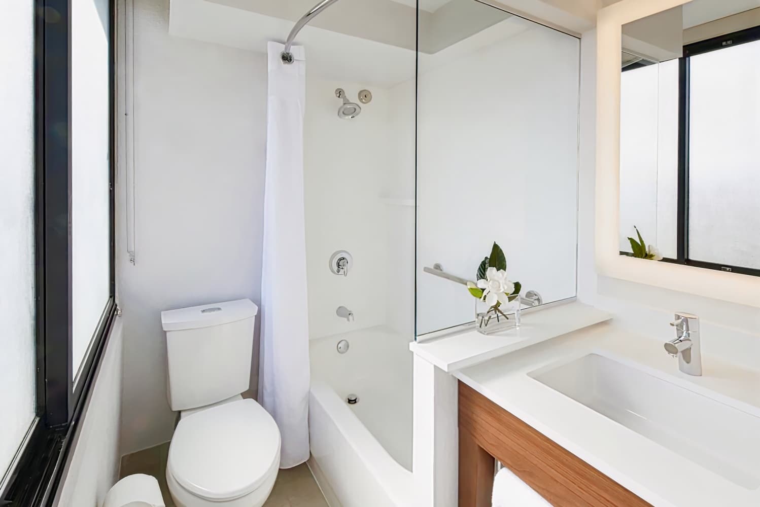 Holiday Inn Express Waikiki, an IHG Hotel