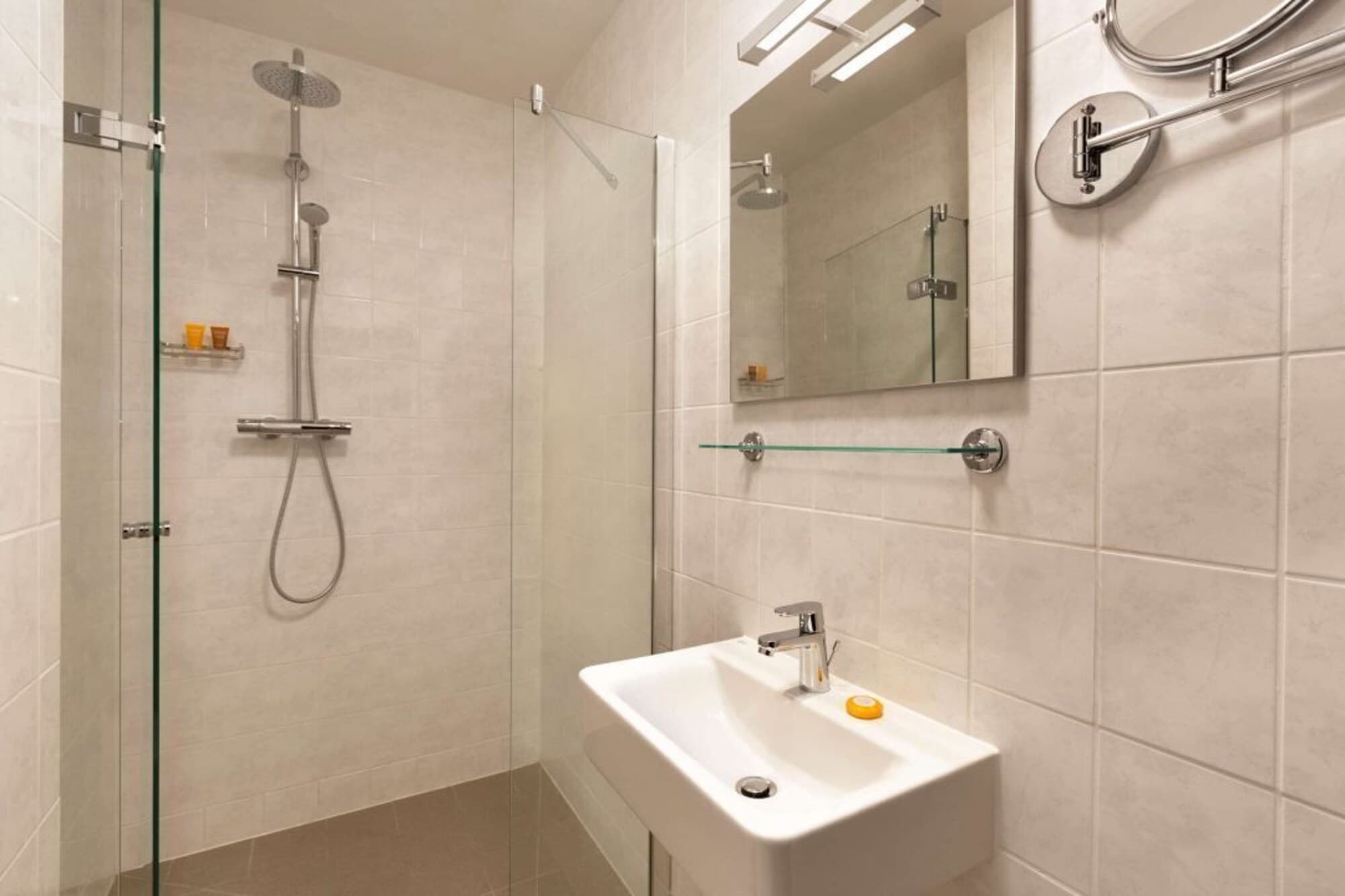 Rotterdam Teleport Hotel