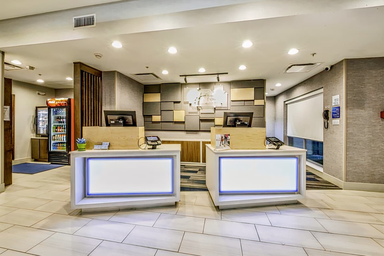 Holiday Inn Express & Suites Dallas NW - Farmers Branch