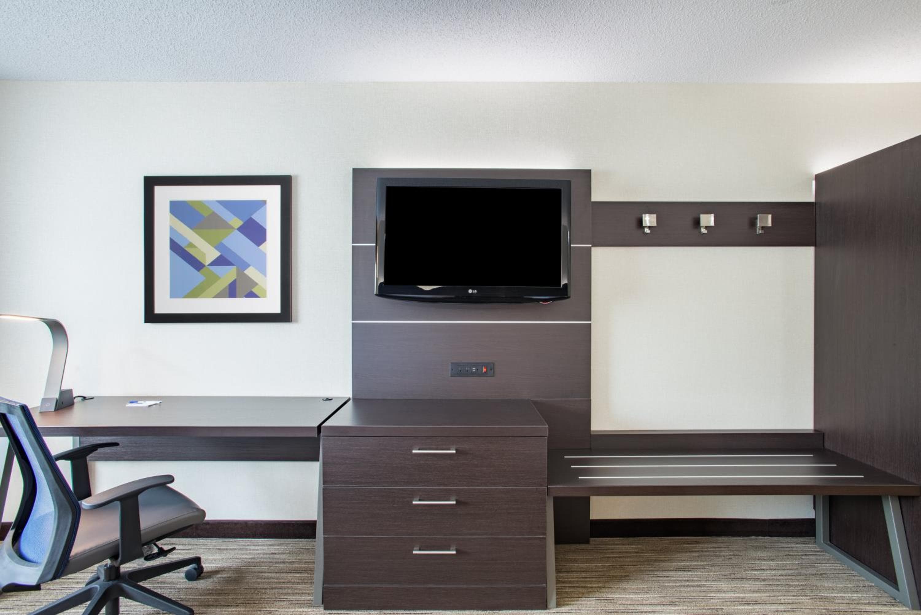 Holiday Inn Express & Suites Boston - Marlboro