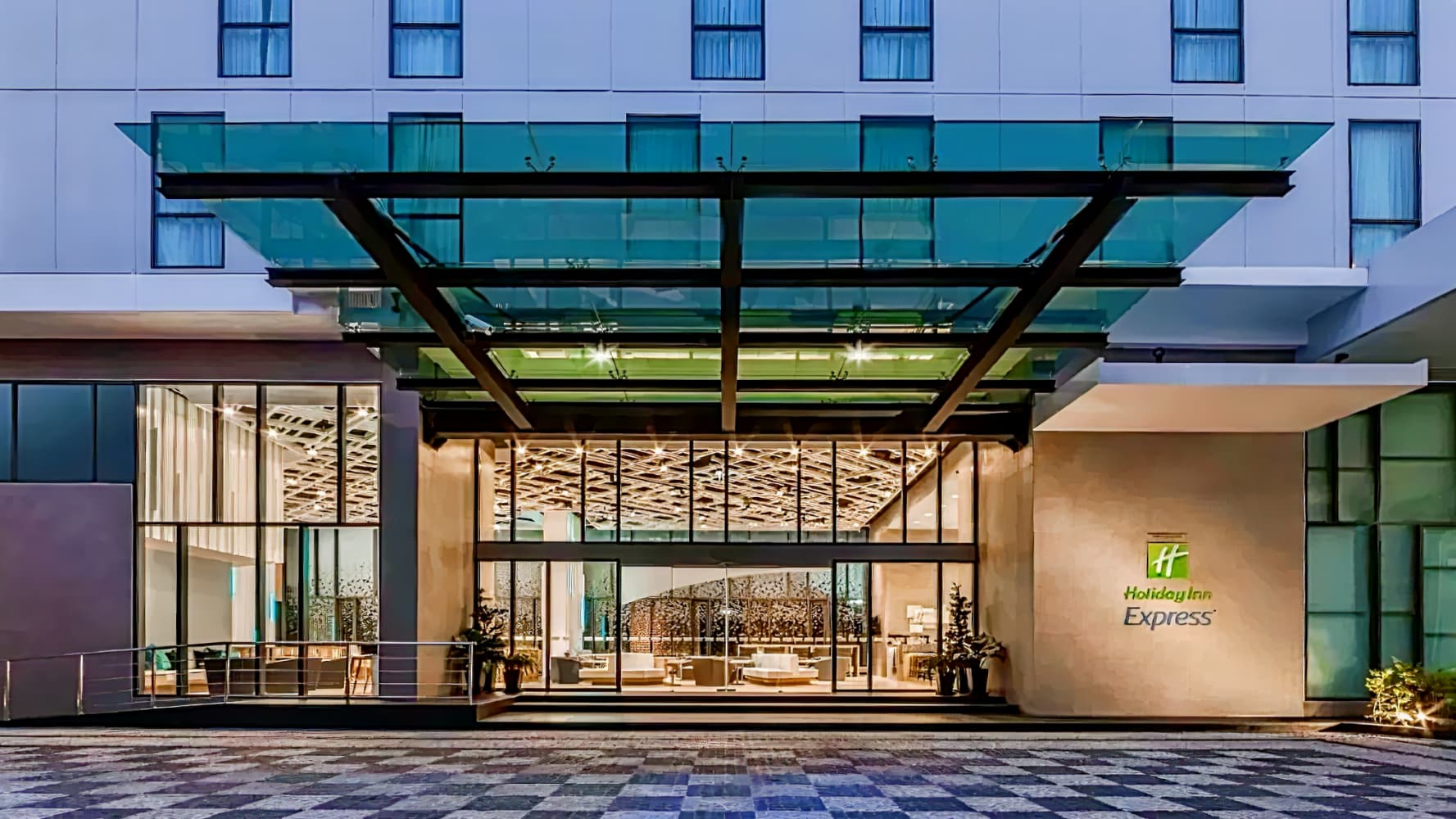 Holiday Inn Express Bangkok Soi Soonvijai, an IHG Hotel