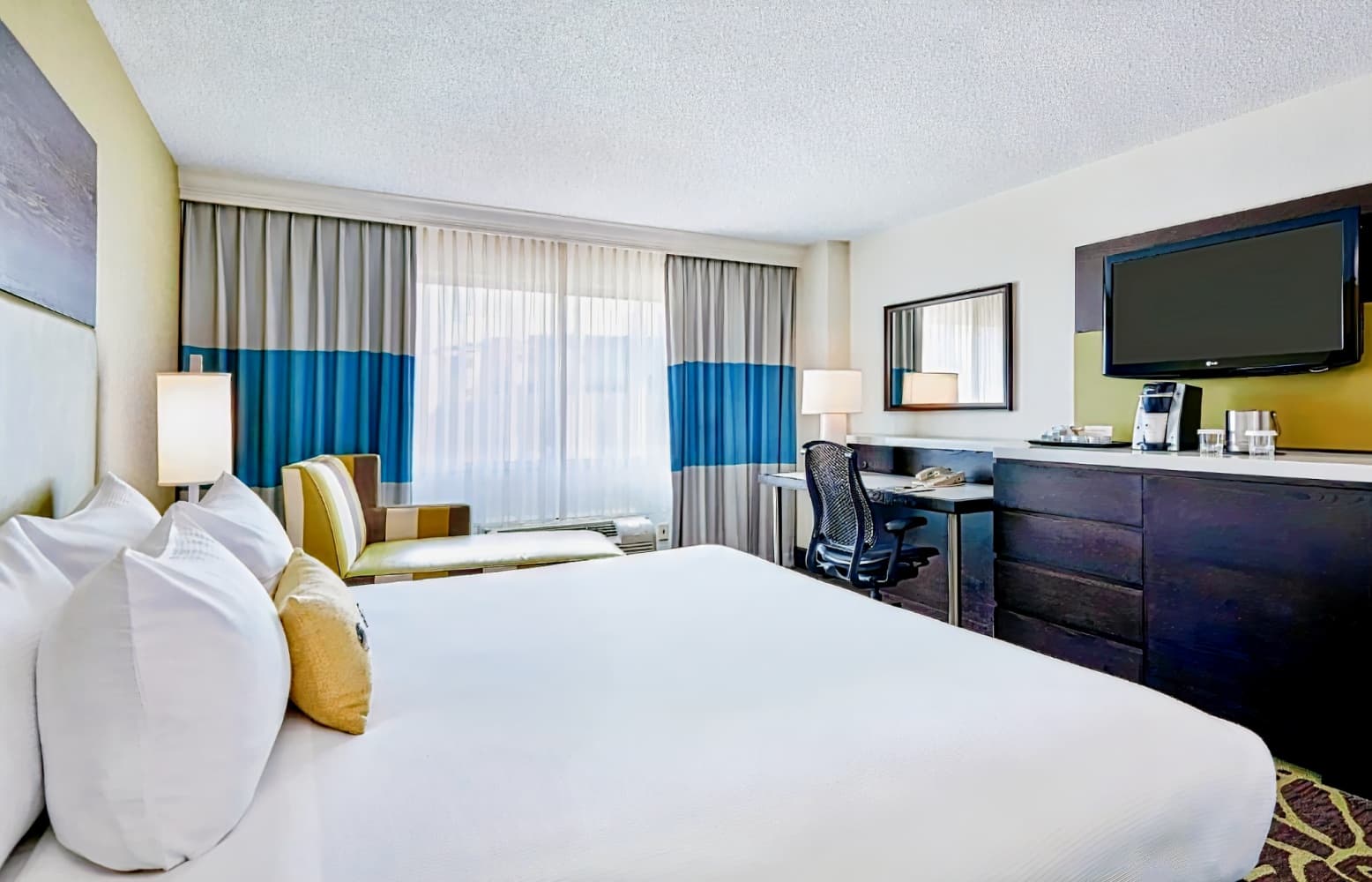 DoubleTree by Hilton Charlotte Gateway Village