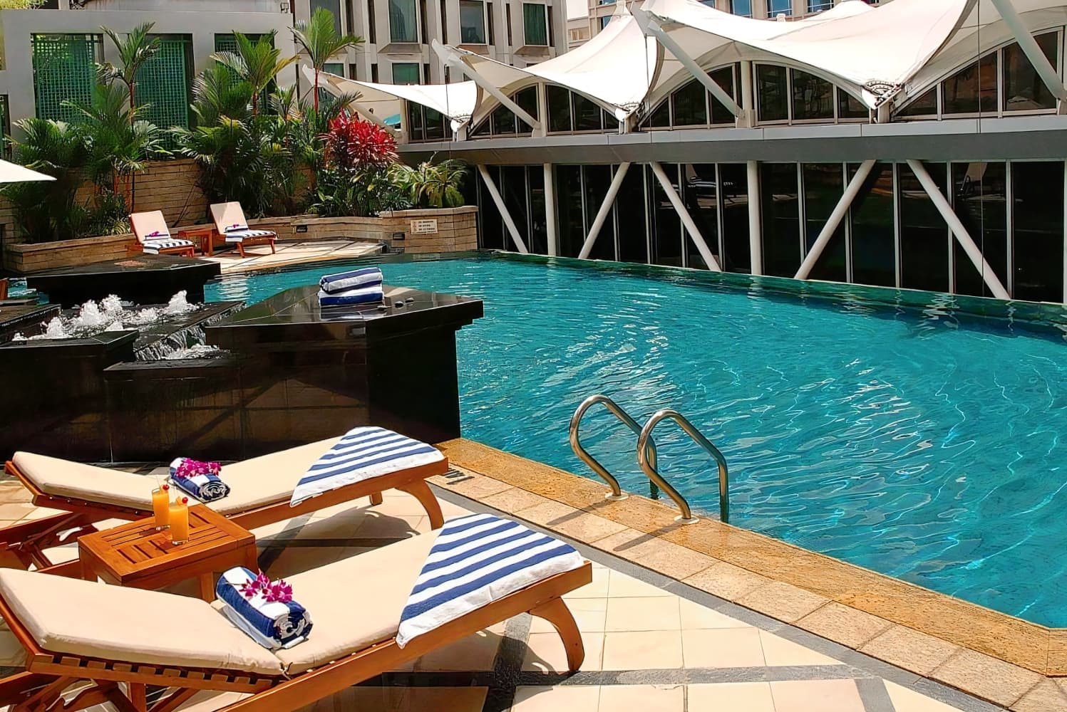 Peninsular Excelsior Hotel