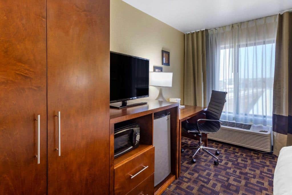 Comfort Inn & Suites North Aurora