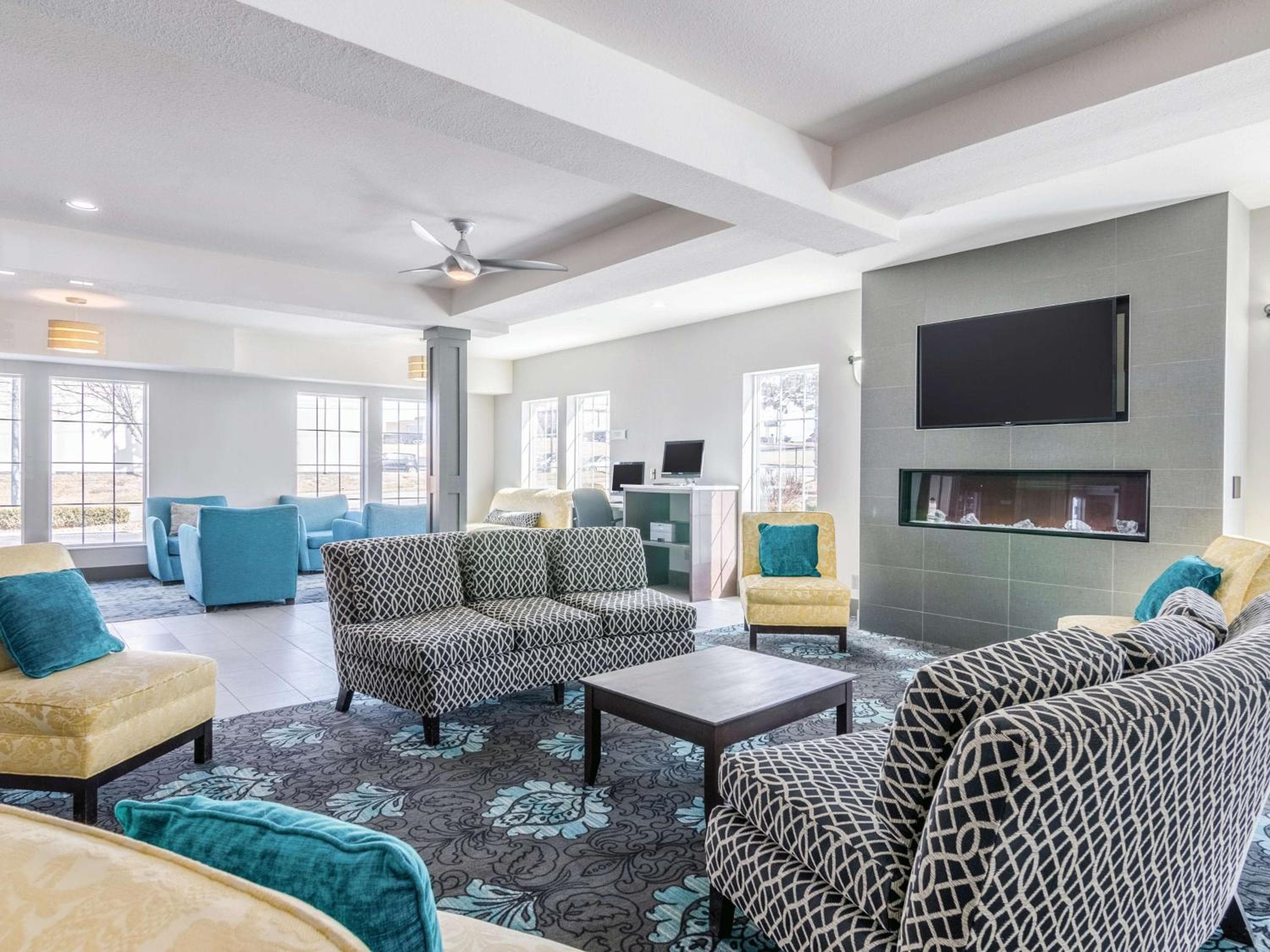 La Quinta Inn & Suites by Wyndham Kansas City Airport