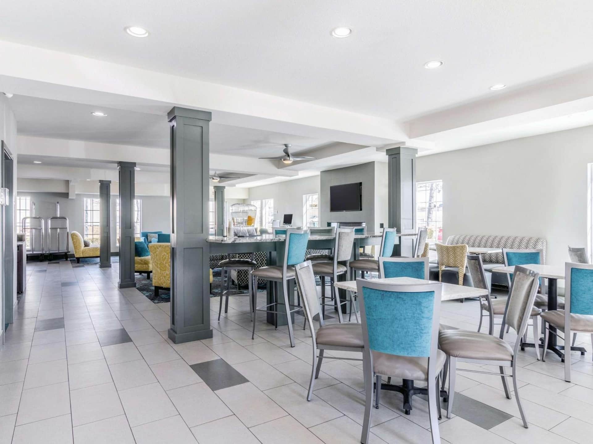 La Quinta Inn & Suites by Wyndham Kansas City Airport