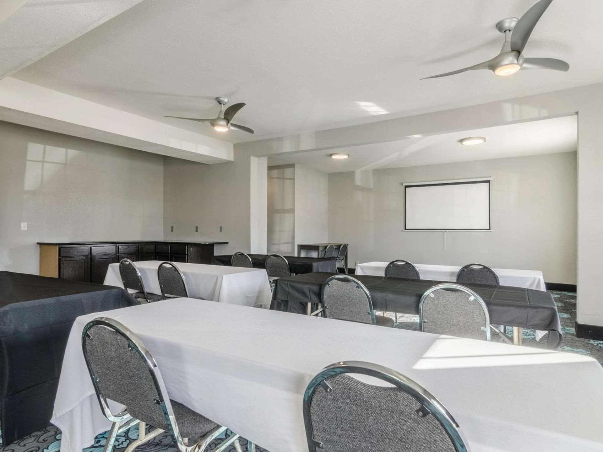 La Quinta Inn & Suites by Wyndham Kansas City Airport