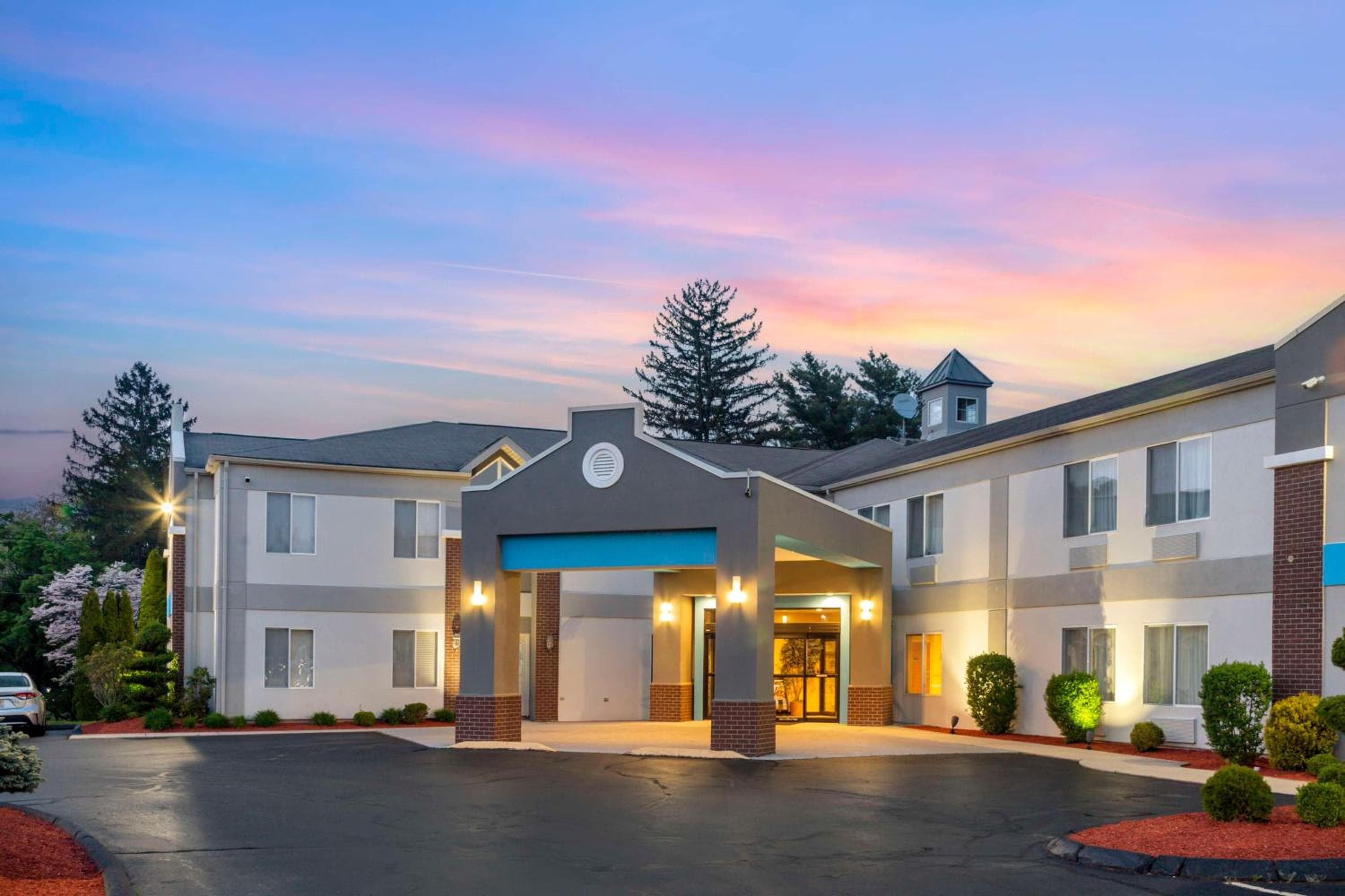 Best Western PLUS NEW ENGLAND INN & SUITES