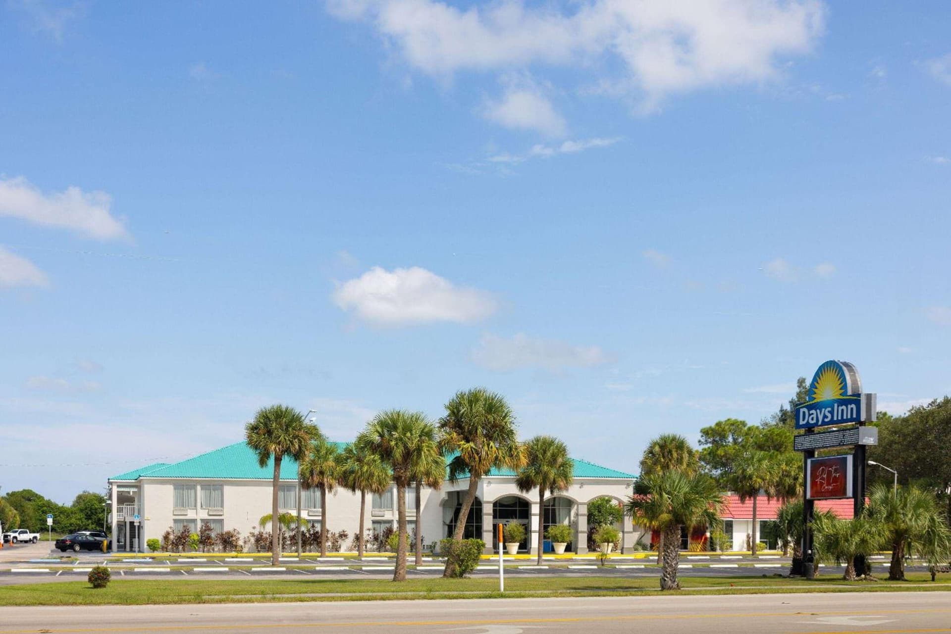 Days Inn & Suites by Wyndham Fort Pierce Midtown
