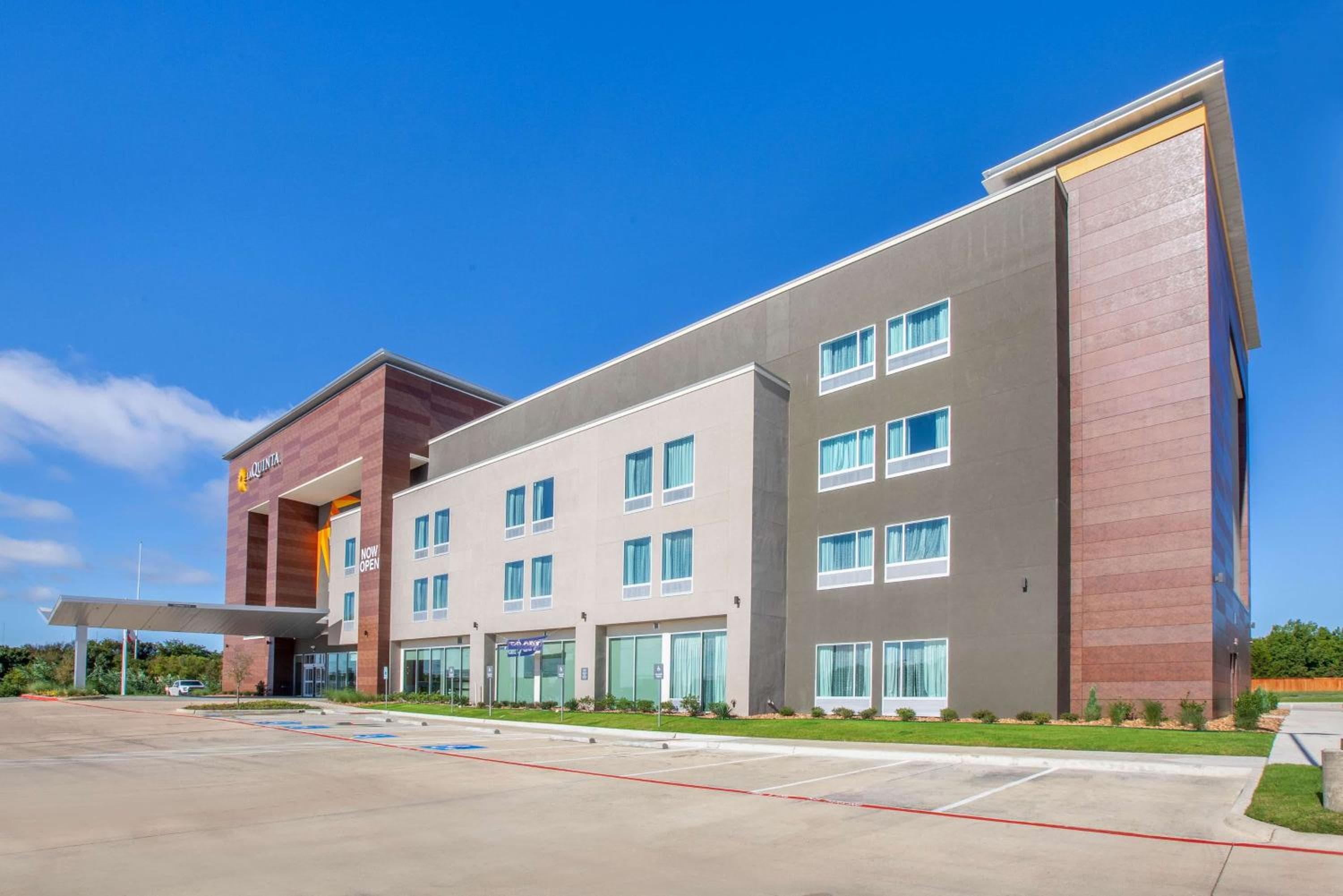 La Quinta Inn & Suites by Wyndham Dallas Duncanville