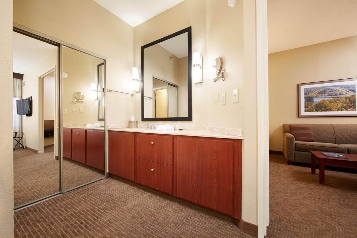 DoubleTree Suites by Hilton Cincinnati - Blue Ash
