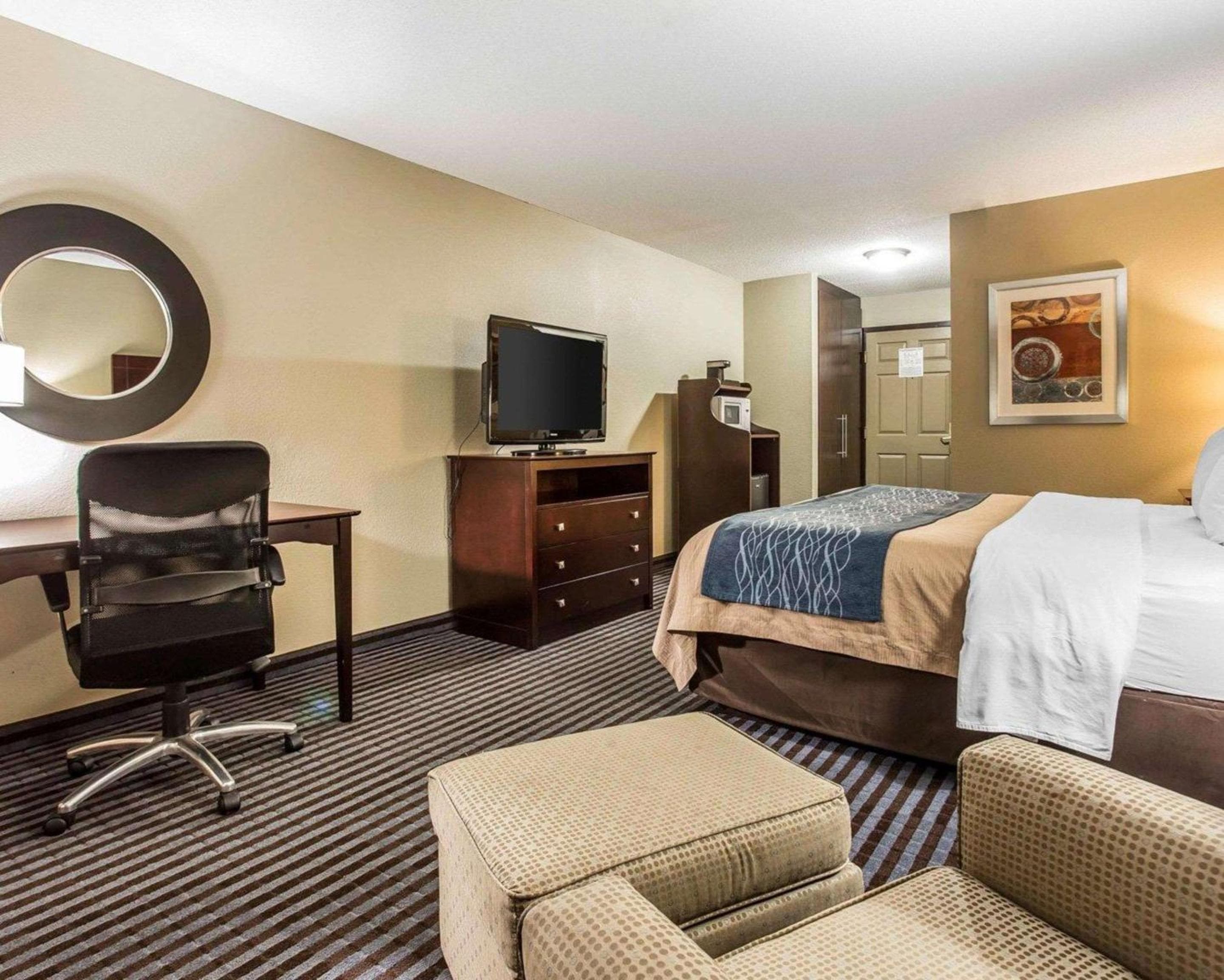 Comfort Inn & Suites – Ballpark Area
