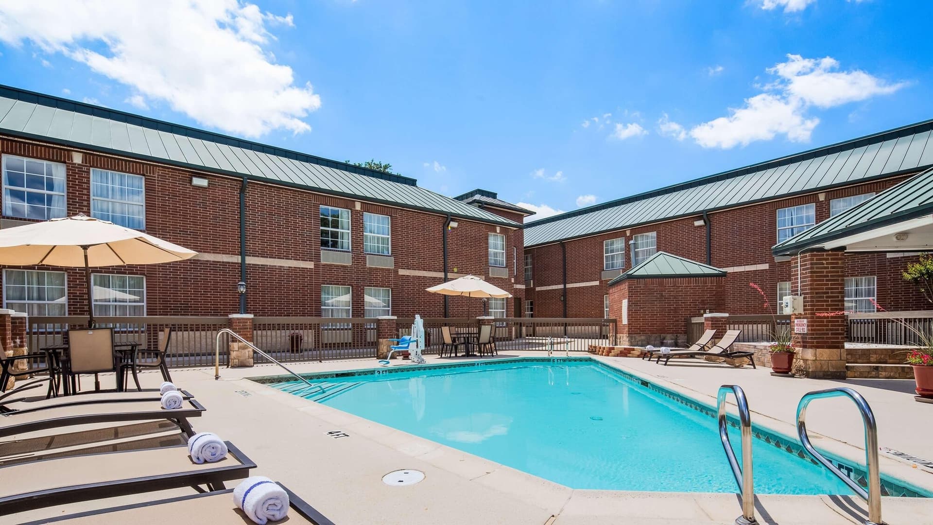 Clarion Pointe By Choice Hotel Dallas - Addison