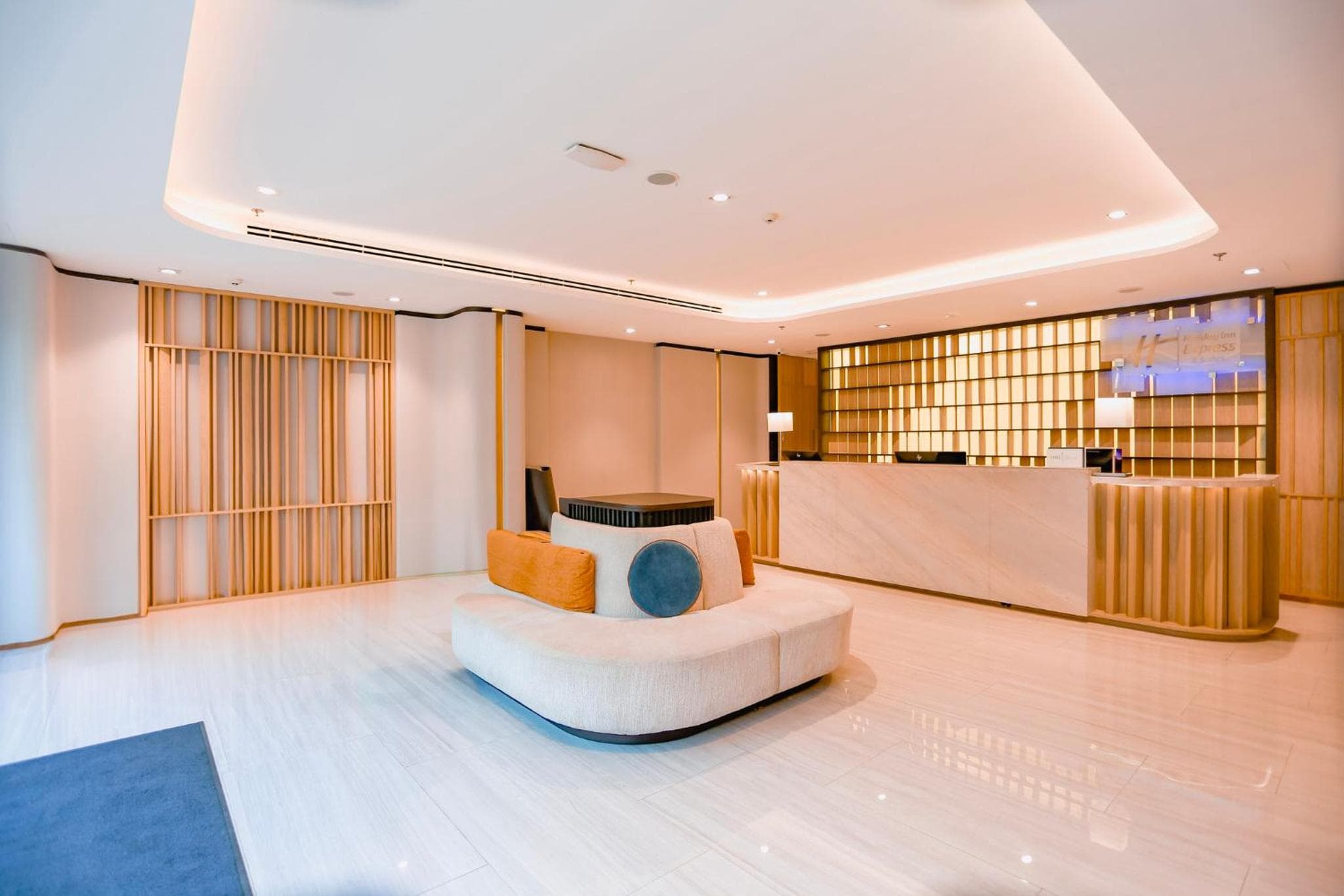 Holiday Inn Express & Suites Bangkok Central Pier by IHG