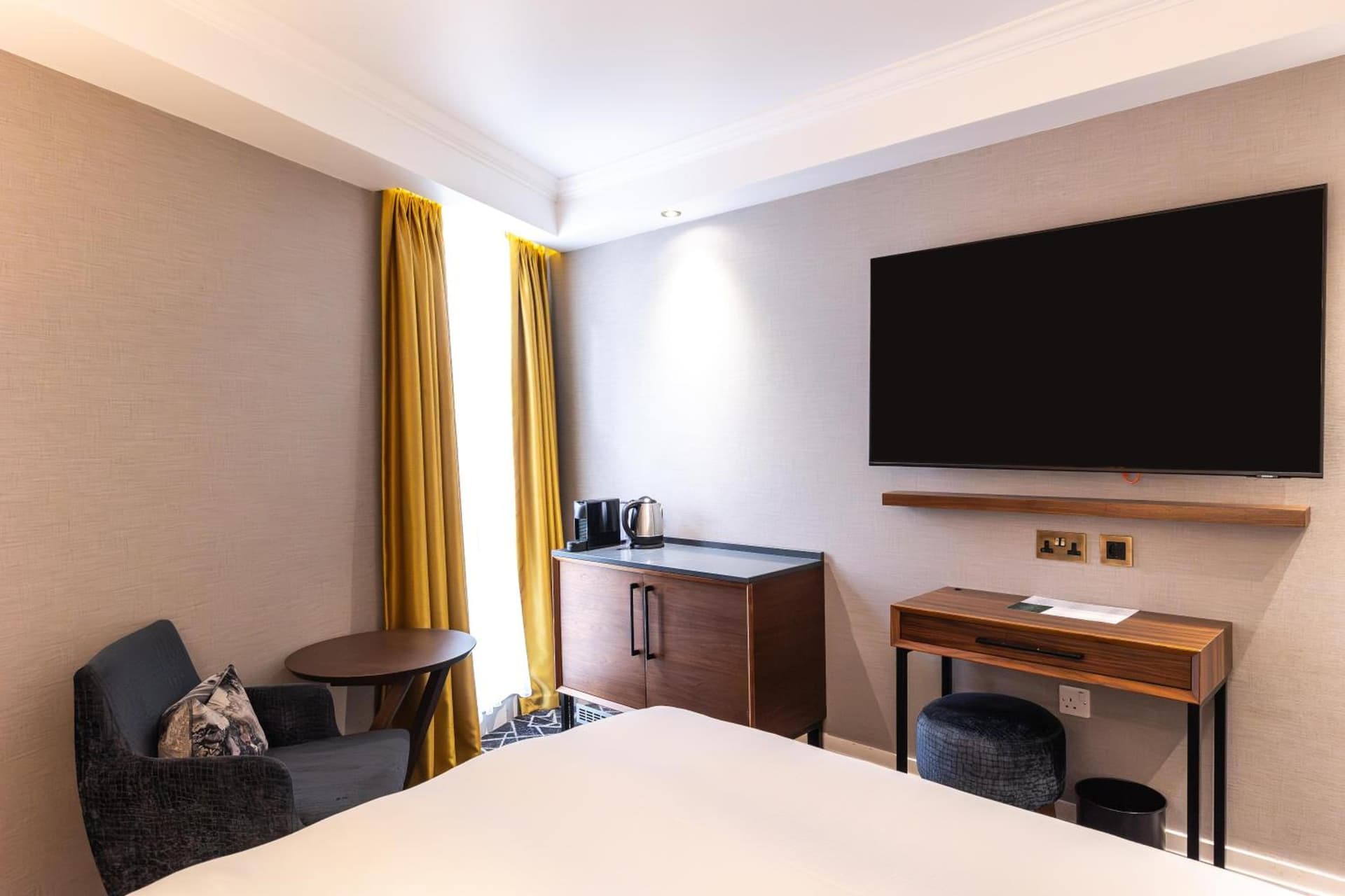 100 Queen's Gate Hotel London Kensington, Curio Collection by Hilton