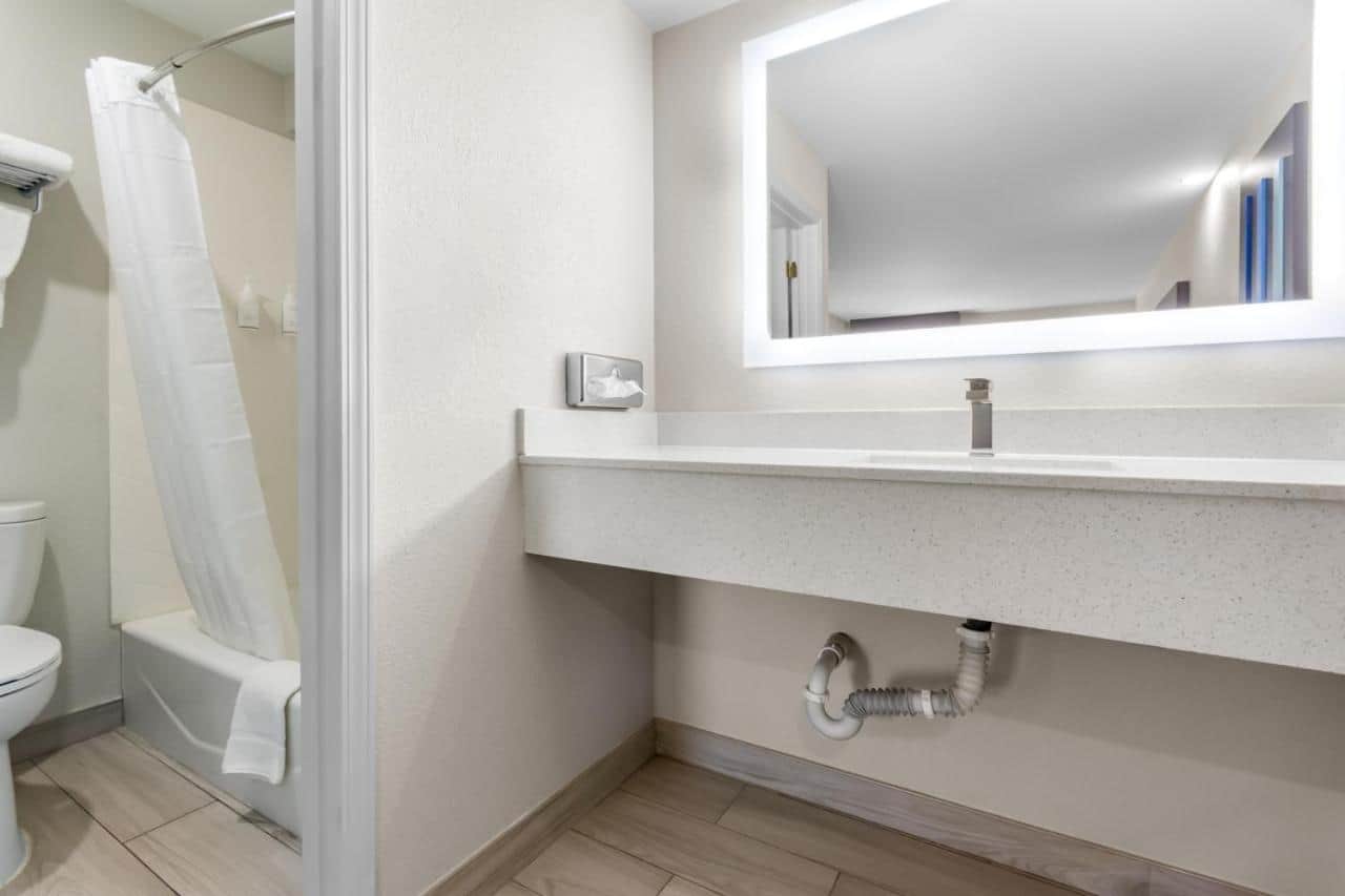 Days Inn by Wyndham Indianapolis East Post Road