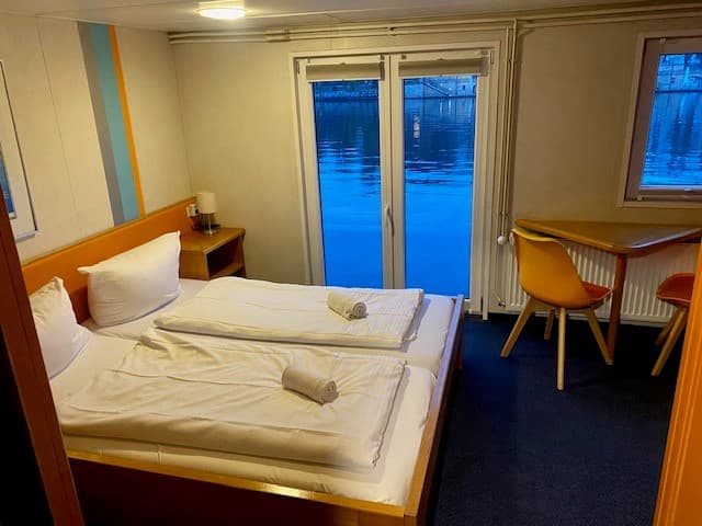 Eastern Comfort Hostel & Hotel Boat