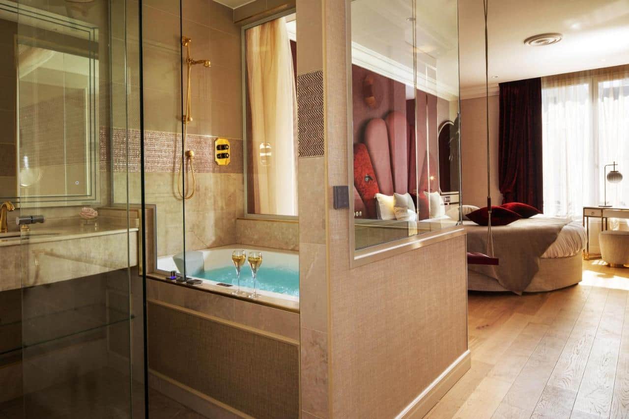 Chambre en journée avec baignoire